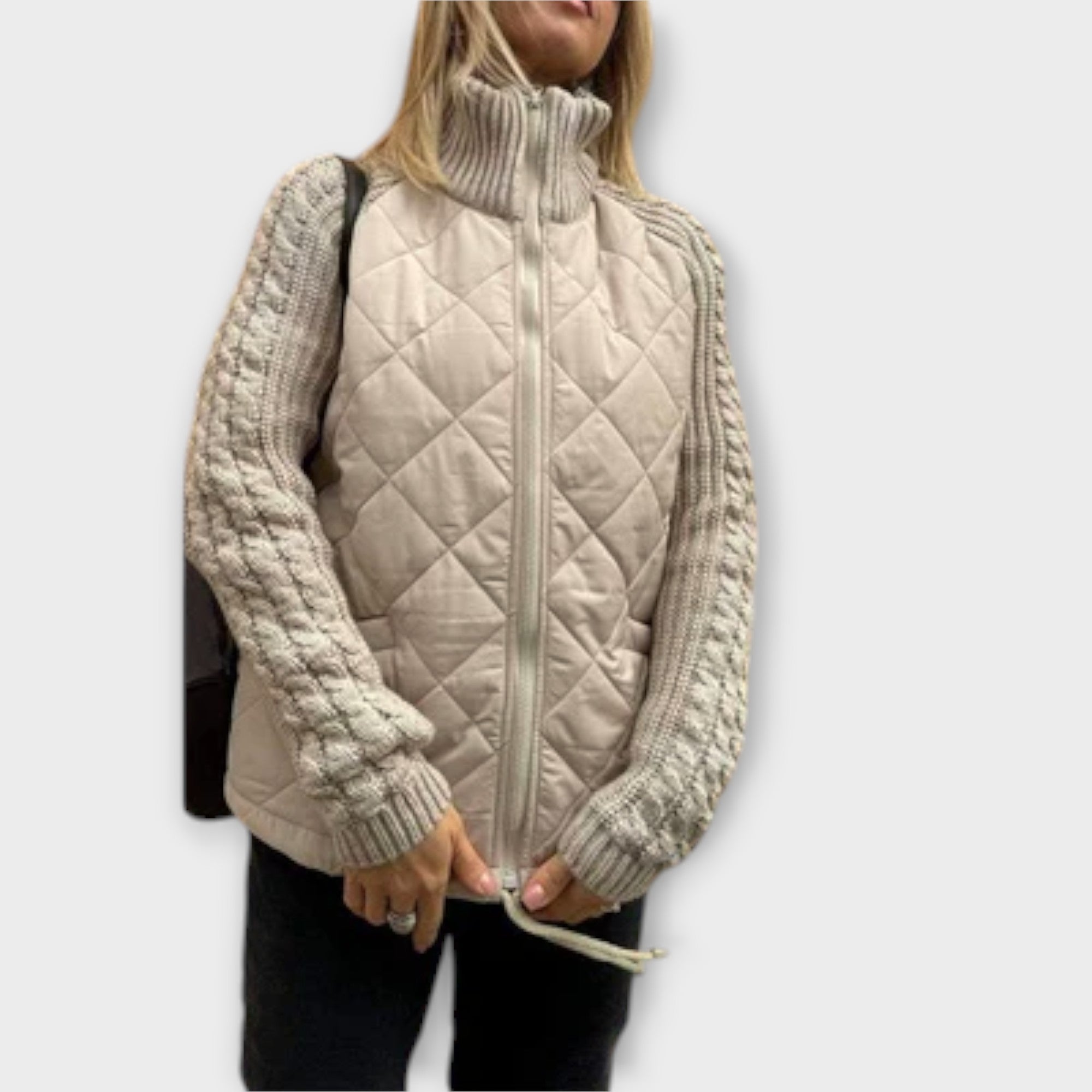 Mariana – Chaqueta Urbana Cuello Alto Acabado Premium
