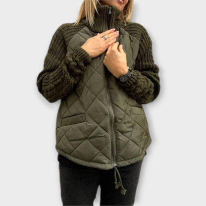 Mariana – Chaqueta Urbana Cuello Alto Acabado Premium