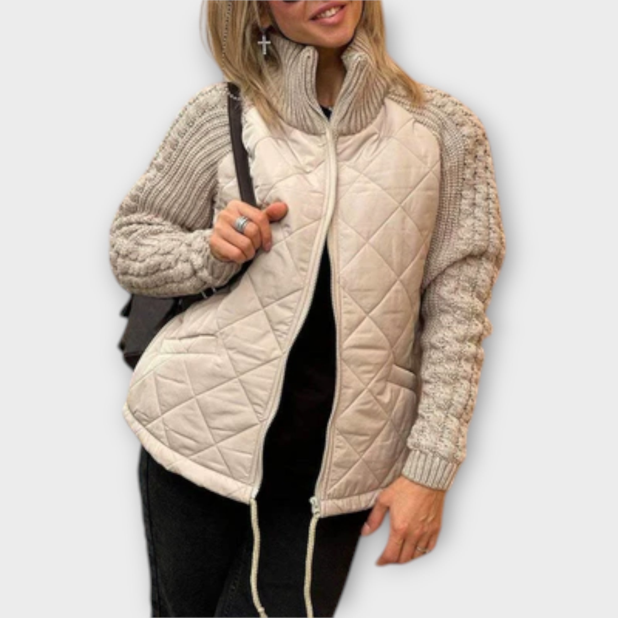 Mariana – Chaqueta Urbana Cuello Alto Acabado Premium